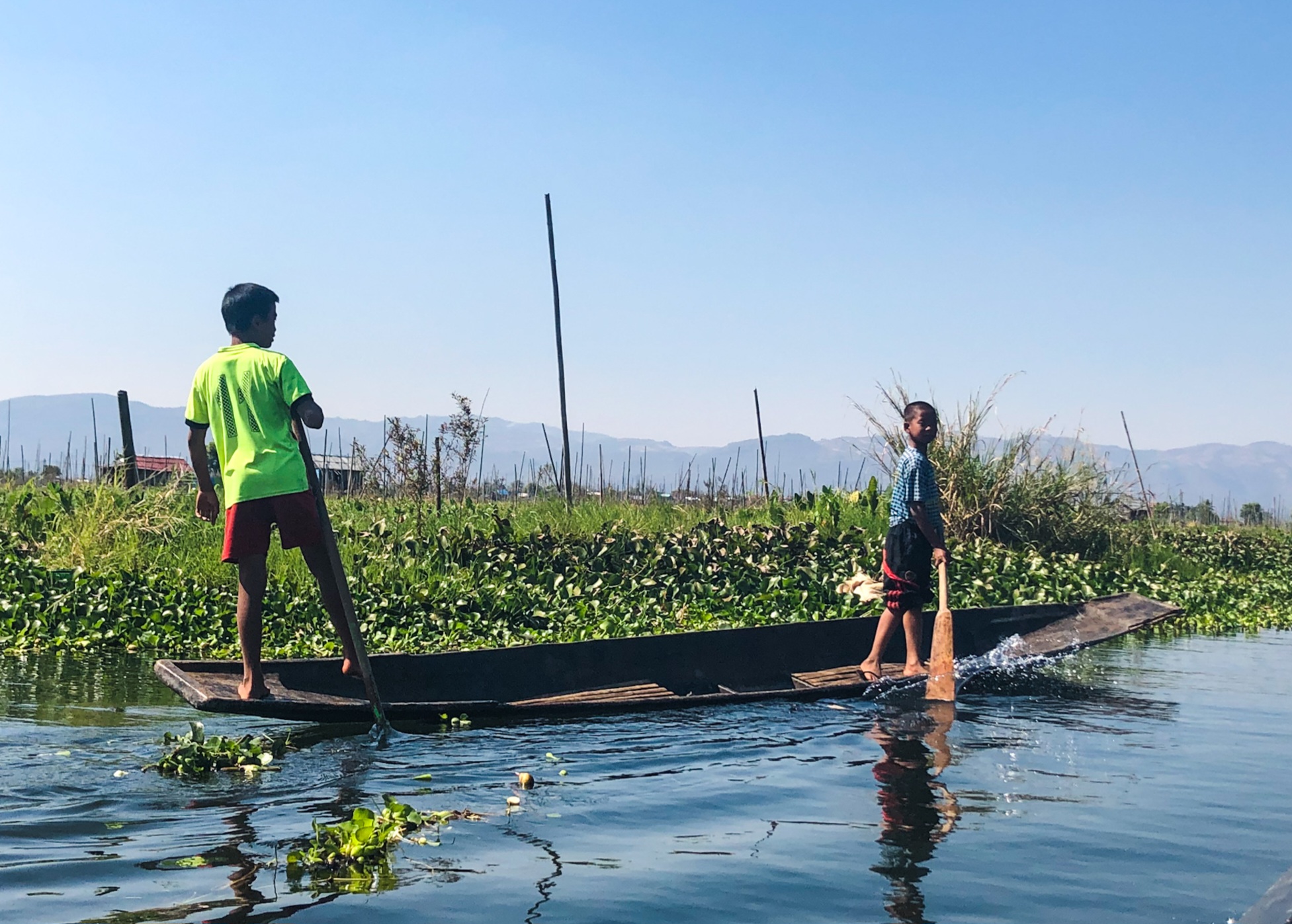 Cabane sur le lac Inle, les montagnes en fond